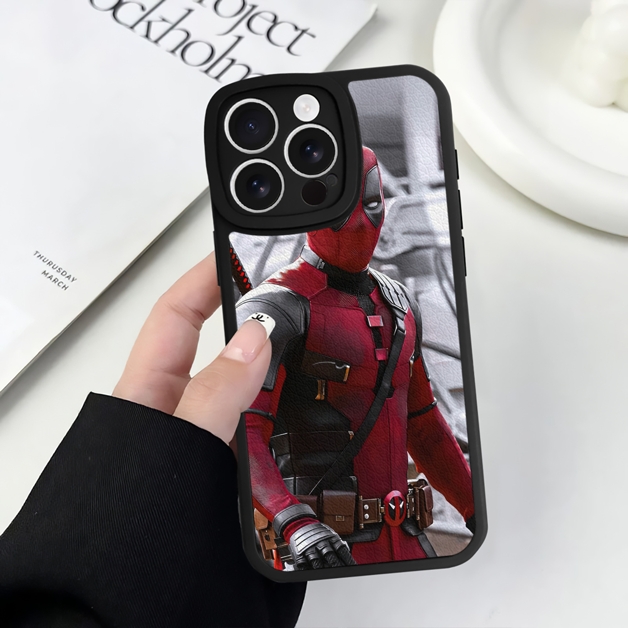 （画像用） Deadpool デッドプール 【iPhone 16シリーズ対応】シリコンスマホケース（レザー調） 材質：シリコン
